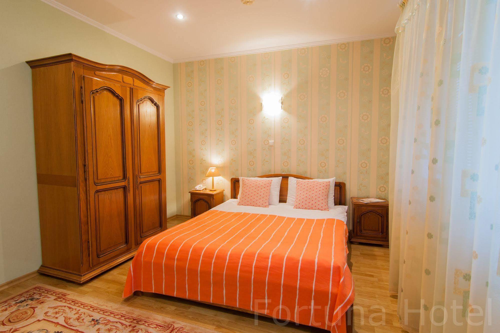 Fortuna Hotel Chisinau Exterior photo